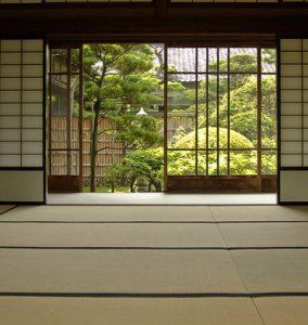 Japan Living Room, Yoga Deck, Japanese Sliding Doors, Japanese House Design, Japanese Door, Japanese Houses, Houses Architecture, Tatami Room, Tea Tables