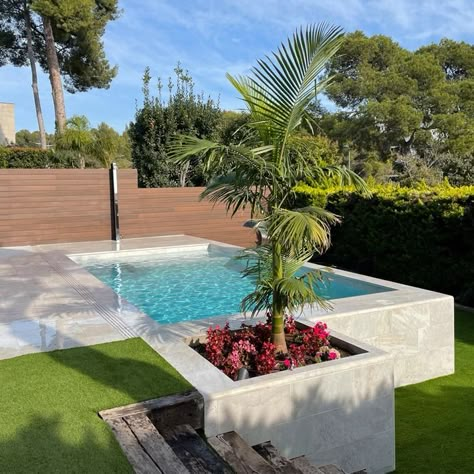 White pools brightening up our eyes and our lives! This above ground pool project is 100% coated with our Pietro White color. You can see the same color also on the terrace. The pool wall is finished with half-round pieces on the edges and corners ➡️ An ideal solution to avoid right angles and achieve a perfect finish ✨  DIVINE Piscinas Gomez design! Terraced Landscaping With Pool, Retaining Wall Pool Ideas, Garden With Above Ground Pool, Pool Half In Ground, Above Ground Pool Stone Surround, Half Above Ground Pool, Half Above Ground Pool Ideas, Small Round Pool, Modern Above Ground Pool