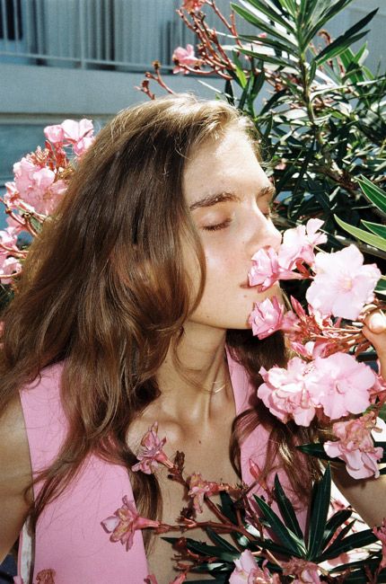 Modenyt // Jacquemus i Wood Wood Birch Box, La Grande Motte, 인물 사진, Flower Child, Photography Inspo, Film Photography, Editorial Fashion, Flower Power, Pretty In Pink