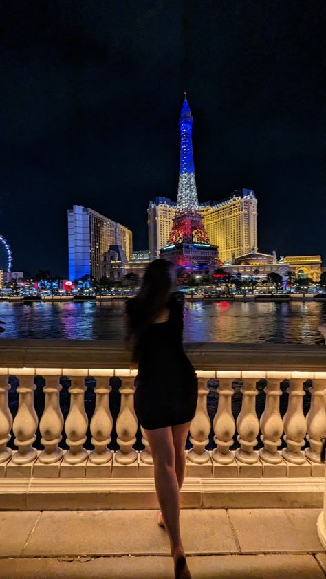 Aesthetic Vegas Pictures, Las Vegas Pose Ideas, Pictures To Take In Vegas, Las Vegas Photo Ideas Instagram, Vegas Aesthetic Pictures, Vegas Picture Ideas Instagram, Vegas Girls Trip Aesthetic, Vegas Photoshoot Ideas, Las Vegas Sign Picture Ideas