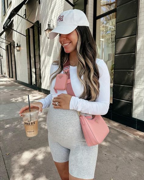 Casual Biker Shorts Outfit, Chic Pregnancy Style, Pregnancy Outfits Casual, Cute Pregnancy Outfits, Maternity Fits, Pregnancy Fits, Bump Outfits, Spring Maternity Outfits, Summer Pregnancy Outfits