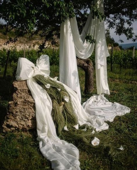 We're taking a quick pivot to our FAV #weddingtrend, the draped bow! Whether she is used as a statement piece, an accent or a delicate detail, fabric bows are all the rage and we just love it!! It's giving kitsch cool and it certainly adds a fabulous wow effect that your guests won't easily forget! What do you think? Love or Loathe? 🎀💖 Unique Event Decor, Wedding Drapery, Draping Ideas, Draping Techniques, Draping Wedding, Dream Wedding Decorations, Wedding Bows, Wedding Fabric, Fabric Bows