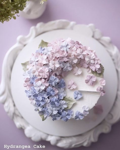 Hydrangea Cake, Cake Magazine, Flower Cake Design, Biscuit Decoration, Learn Cake Decorating, Colorful Desserts, Buttercream Flower Cake, Cupcake Cake Designs, Elegant Birthday Cakes