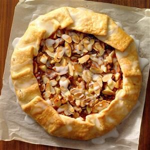 Cinnamon Apple Tart Recipe -I got the idea for this delicious fall dessert from a lovely Italian woman who’s also a fabulous cook. It’s so simple to make—and cleanup is just as easy! I often make two and freeze one. —Stacie Blemings, Heath, Texas Decorative Pie Crust, Cinnamon Desserts, Apple Tart Recipe, Pear Tart, Cinnamon Chips, Apple Tart, Cinnamon Apple, Apple Desserts, Pie Dessert