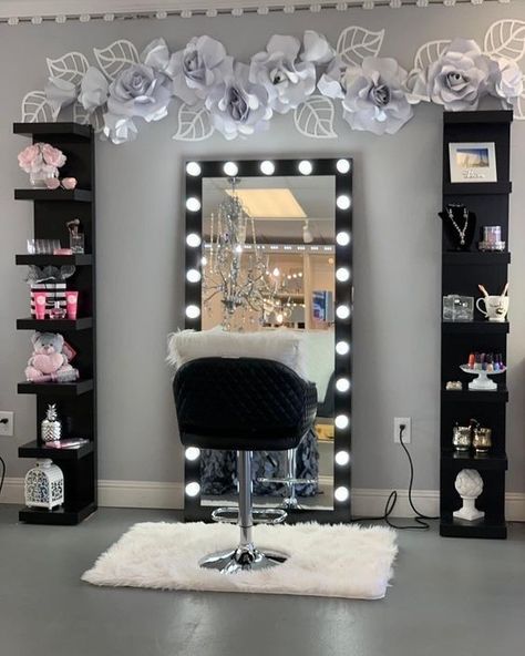 Glam Closet Ideas, Glam Bathroom Ideas, Beauty Room Vanity, Black Bedroom Decor, Bathroom Vanity Designs, Luxury Room Bedroom, Bedroom Decor For Teen Girls, Living Room Decor Colors, Luxury Bedroom Design