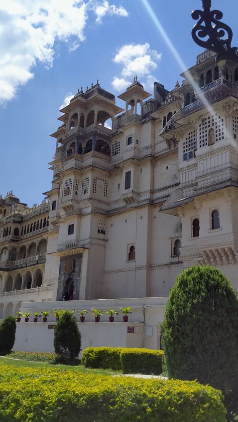 City Palace Tour Udaipur Udaipur Wedding Aesthetic, Udaipur Aesthetic Pictures, City Palace Udaipur Photography, Indian Palace Aesthetic, Udaipur Snap, Indie Architecture, Aesthetic Udaipur, Udaipur Aesthetic, Udaipur Photography