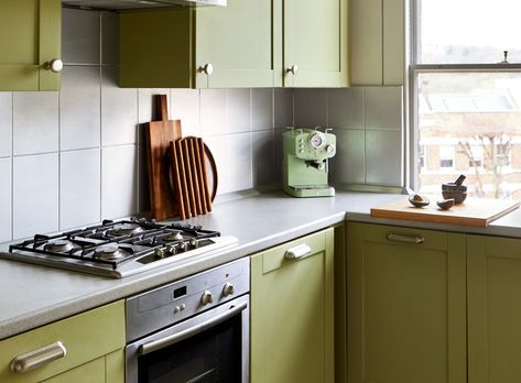 Small Yellow Kitchen Ideas, Avocado Green Paint, Green Shaker Cabinets, Grey Marble Kitchen, Interior Remodeling, Renovation Kitchen, Kitchen Designer, Green Kitchen Cabinets, Neutral Kitchen