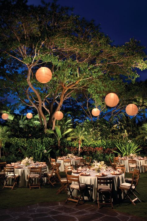 Garden Wedding...mainly in love with the lanterns. I'm loving the idea of an outdoor evening wedding. Christmas Tree Inspiration Red And Gold, Outdoor Night Wedding, Outdoor Evening Wedding, Evening Garden, Outdoor Evening, Garden Wedding Reception, Garden Weddings Ceremony, Garden Wedding Decorations, Outdoor Dinner