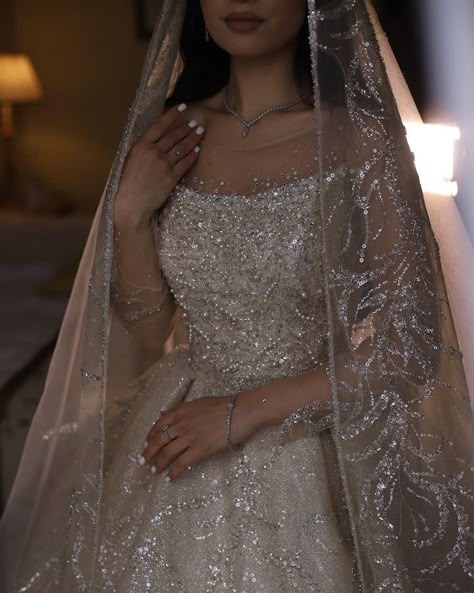 Arab Wedding Dress, Arabic Wedding Dresses, Big Wedding Dresses, Glitter Wedding Dress, Bridal Lehenga Designs, Bride Dress Simple, Wedding Dresses Cinderella, Arab Wedding, Bridal Dresses Pakistan