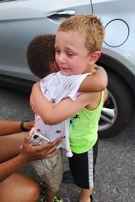 15 Heartwarming Photos That Will Boost Your Mood In Seconds – InspireMore Wholesome Pictures, Heartwarming Photos, One Word Art, Types Of Humor, Time To Leave, We Are The World, Animated Images, Feeling Down, Faith In Humanity