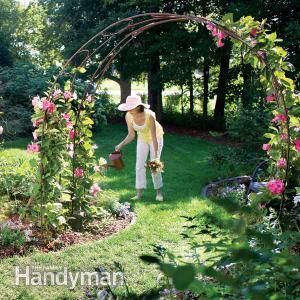 Build a Garden Archway. This looks very interesting and simple to do but is very effective. Garden With Archway, Garden Moon Gate Diy, Moon Arch Garden, Diy Moon Gate Arch, Diy Garden Archway, Diy Archway, Archway Diy, Diy Garden Arch, Moon Arch