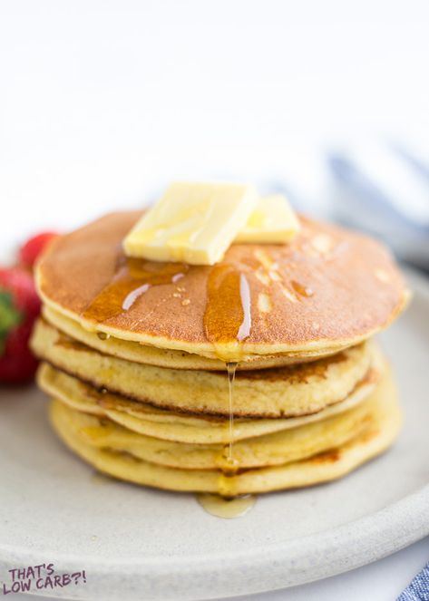 Low Carb Keto Pancake Syrup made with just a few ingredients. Need syrup to put on your low carb pancakes? This keto maple syrup is exactly what you need and can be made in just 10 minutes. #lowcarb #keto #lowcarbrecipes #ketorecipes #ketodiet #lowcarbbreakfast #0netcarb #breakfast #recipe #recipes #glutenfree Best Keto Pancakes, Pancake Calories, Low Carb Pancakes, Postre Keto, Keto Pancakes, Sugar Free Syrup, Keto Bread, Keto Breakfast, Pancake Recipe