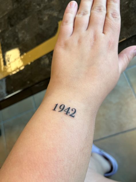 Birthdate Tattoo Ideas, Birth Year Tattoo, Birthdate Tattoo, Birth Year, My Tattoos, Back Tattoo, Hand Tattoos, Small Tattoos, Tatting