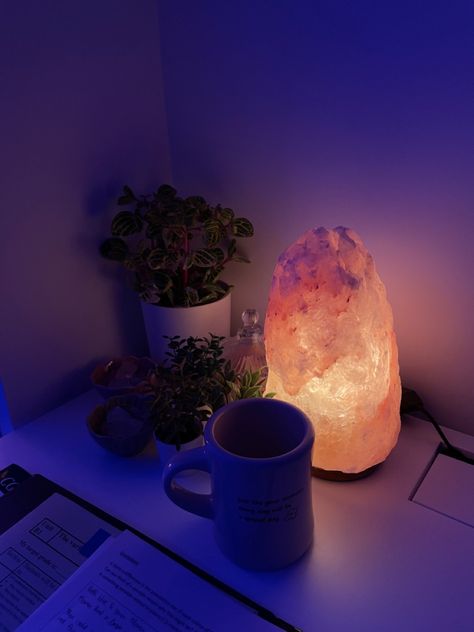 Gen Z Room, Lamp Room Decor, Rock Salt Lamp, Pink Salt Lamp, Lamp Room, Arte Aesthetic, Salt Lamps, Lamp Bedside, Himalayan Salt Lamp