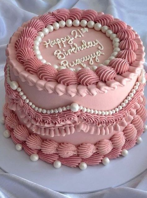 Pink Vintage Cakes, Birthday Cake Ideas Heart, Vintage Cake Design Birthdays, Circle Cake Ideas, 15th Birthday Cake Ideas, Purple Cake Aesthetic, 18birthday Cake, Round Vintage Cake, Pink Birthday Cake Aesthetic