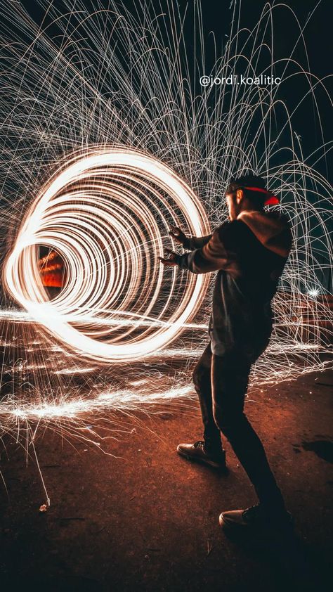 Light Photography Ideas Creative, Light Painting Photography Ideas, Light Painting Ideas, Creative Photography Ideas, Street Photography Urban, Street Photography People, Painting With Light, Light Painting Photography, Dark Portrait