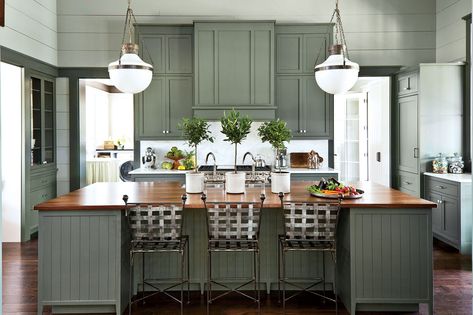 7 Paint Colors WeÍre Loving for Kitchen Cabinets in 2020 Farmhouse Kitchen Colors, Kitchen Cabinet Trends, Sage Green Kitchen, Green Kitchen Cabinets, Southern Living Homes, All White Kitchen, Cottage Kitchens, Green Cabinets, Kitchen Design Trends