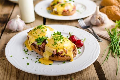 Ovos benedict fáceis de fazer: receita rápida e deliciosa - Metrópoles Roti Panggang, Eggs Benedict Recipe, Egg Benedict, Easy Egg Recipes, Recipe Icon, Sauce Hollandaise, Hollandaise Sauce, Makanan Diet, Easy Eggs