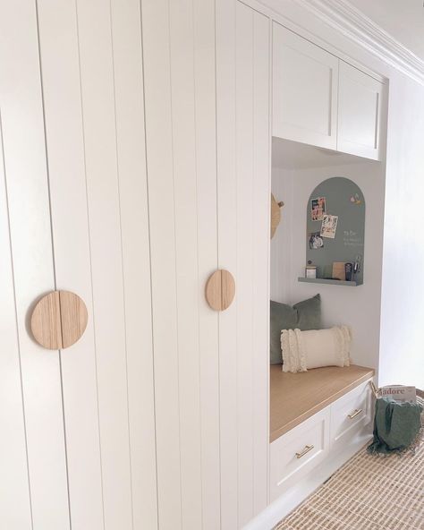 Built In Wardrobe Kids Room, Mudroom Cupboards, Mud Room Nook, Bedroom Cupboard Ideas, Wardrobes Ideas, Small Kids Bedroom, Room Nook, Bedroom Built In Wardrobe, White Bench