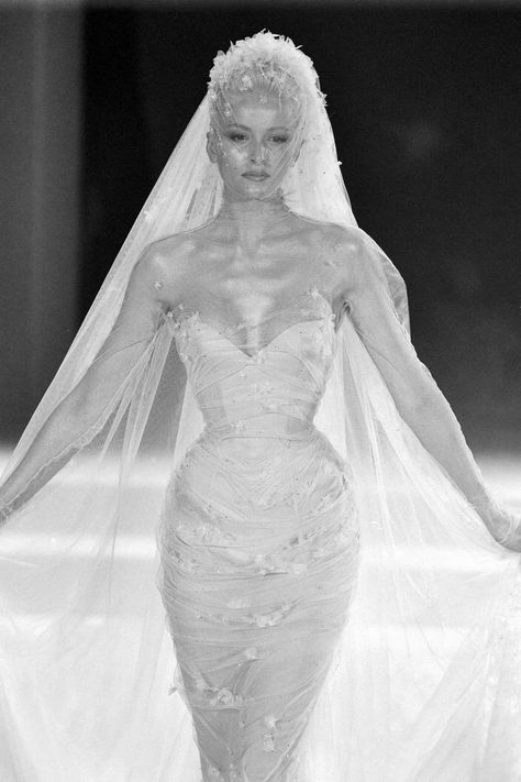 Mugler Wedding Dress, Dress With Veil, Queen Wedding, Queen Wedding Dress, Wedding Dress Mermaid, Minimal Wedding Dress, Iconic Weddings, Classy Wedding Dress, Fairy Queen