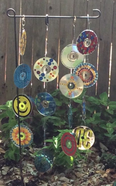 Crafts With Cd Discs, Cd Wind Chimes Old Cds, Simple Dot Painting, Cd Crafts Diy, Old Cd Crafts, Carillons Diy, Recycled Cds, Wind Chimes Homemade, Suncatcher Diy