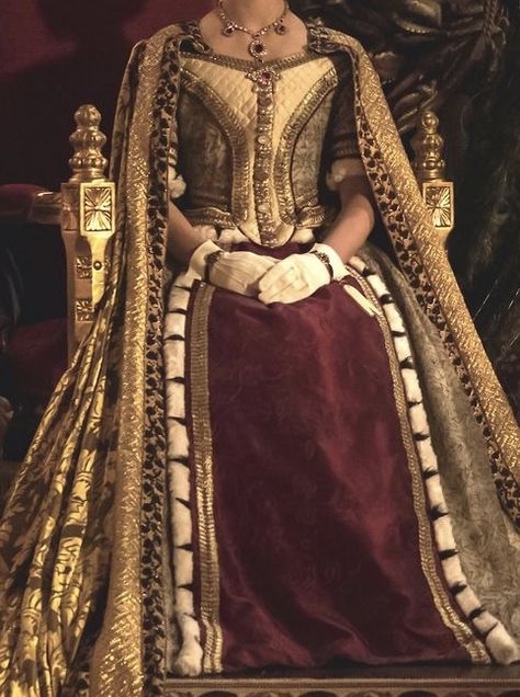 Johanna Lannister, Lannister Dress, Medieval Clothing Royal, Lannister Fashion, Westeros Aesthetic, Targaryen Dresses, House Lannister, Medieval Gown, Royalty Aesthetic