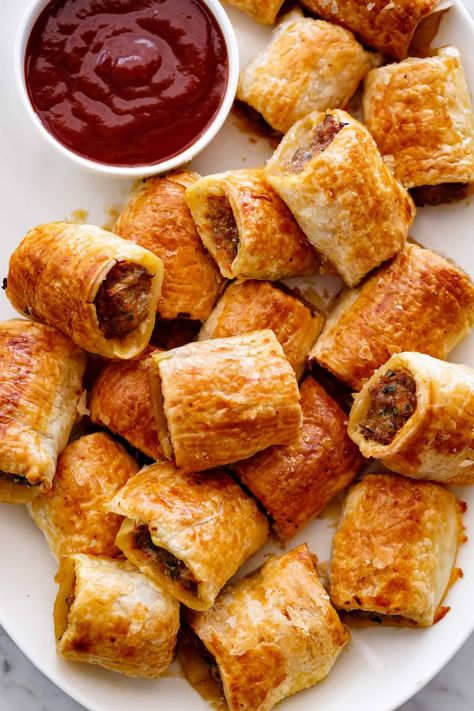 easy sausage rolls Australia #sausagerolls #appetizer #recipe Homemade Sausage Rolls, Sausage Rolls Recipe, Sausage Roll, Christmas Buffet, Doner Kebab, Buffet Ideas, Homemade Sausage, Frozen Puff Pastry, Cooking Club