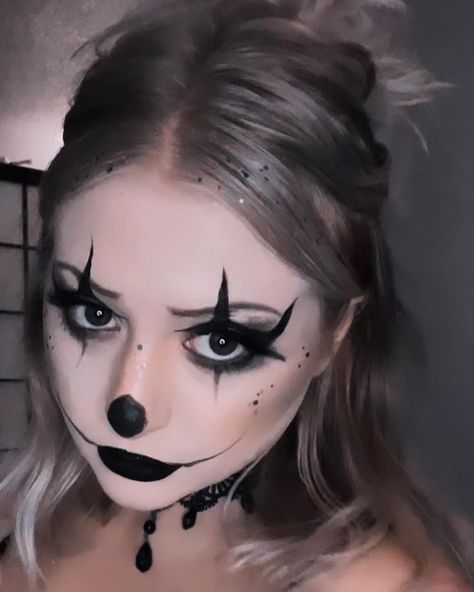 Lady Clown Makeup, Black Clown Halloween Costume, Black And White Clown Halloween Costume, Diy Killer Clown Costume For Women, Emo Clown Costume, Cute Black And White Clown Makeup, Scary Female Clown Makeup, Hot Clown Makeup Women, Clown Makeup White Face