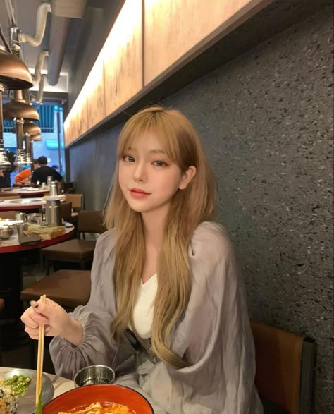 Asian Hair Dyed, Asian Brown Hair, Blonde Hair Korean, Hp Wallpaper, Blonde Asian Hair, Brown Hair Bangs, Blonde Balayage Hair, Woman Pictures, Warm Brown Hair