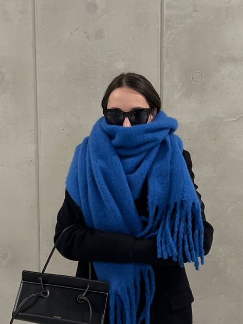 Big Blue Scarf Outfit, Blue Chunky Scarf, Royal Blue Scarf Outfit, Blue Scarf Aesthetic, Big Scarf Aesthetic, Winter Scarf Aesthetic, Blue Scarf Outfit, Big Scarf Outfit, Scarf Outfit Winter