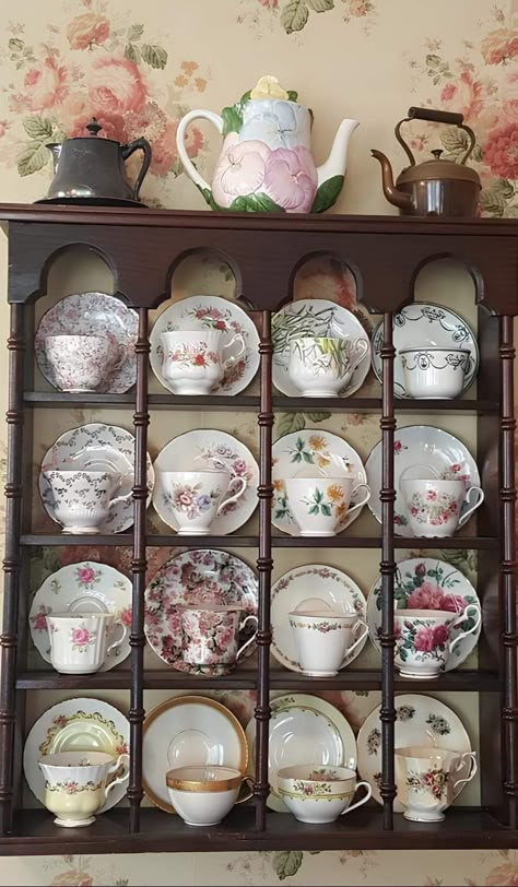 Tea Cups Display Ideas, Teacup Display Shelf, Vintage Teacup Display, How To Store Tea Cups, Tea Cup Display Ideas Shelves, Tea Set Storage Ideas, Tea Cup Collection Display, Tea Pot Display Ideas, Teacup Organization