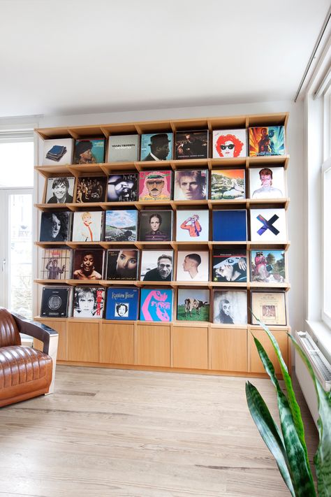 Records Display Ideas, Music Room In House Ideas, Living Room Record Storage, Collection Storage, Vinyl Records Storage Ideas Wall, Record Collection Room, Record Wall Storage Ideas, Record Storage Aesthetic, Creative Vinyl Record Storage