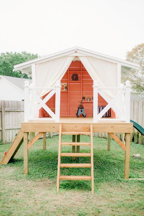 Handmade playhouse in backyard for child's first birthday party Treehouse Design Architecture, Backyard Playhouse Ideas, Treehouse Masters, Backyard Playhouse, Build A Playhouse, Tree House Kids, Cozy Backyard, Tree House Designs, Playhouse Outdoor