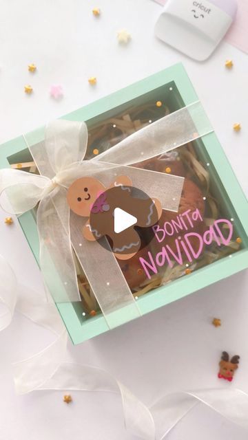 Cricut México on Instagram: "🌊🌴🍫🎁 Mira este otro gran proyecto hecho por Teffy Gutiérrez @mundocraftperu  para las serie de Christmas in July con una caja para chocolates o galletas, ideal para los regalos de la temporada navideña usando Cricut Maker 3 y la variedad de cartulinas, papeles y viniles Cricut.  Planifica, crea y emprende con esta serie de proyectos hechos para ti. Manténte pendiente de nuestras siguientes publicaciones.  #ChristmasInJuly #CricutLatam #cricut #navidad #negocio #EsferasPersonalizadas #DIY" Christmas In, Cricut Maker 3, Fancy Cookies, Cricut Maker, Christmas In July, Cricut, Scrapbooking, On Instagram, Art