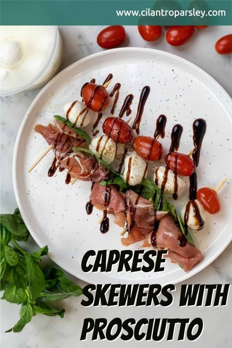 These Caprese Skewers with Prosciutto and made with tomatoes, mozzarella, basil and prosciutto and topped with balsamic glaze. Proscuitto Appetizers, Chicken Caprese Sandwich, Prosciutto Appetizer, Mozzarella Appetizers, Tomato Skewers, Antipasto Recipes, Caprese Appetizer, Cilantro Parsley, Dinner Recipes Healthy Family