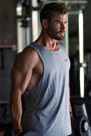 GORGEOUS Chris Hemsworth - Chris Hemsworth Photo (32263372) - Fanpop Chris Hemsworth Training, Chris Hemsworth Body, Hemsworth Brothers, Chris Hemsworth Thor, Liam Hemsworth, Jason Statham, Famous Men, Poses For Men, Chris Hemsworth