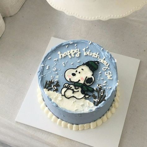 Birthday Cake Minimal, Snoopy Birthday Cake, Bolo Snoopy, Minimal Cake, Snoopy Cake, Snoopy Party, Snoopy Birthday, Creative Birthday Cakes, After Bath