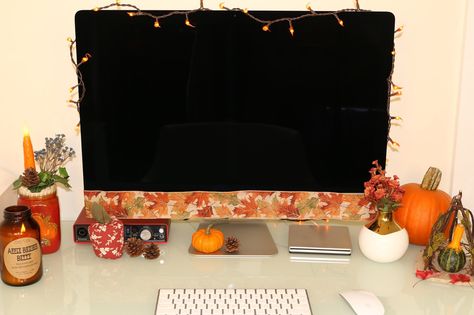 Seasonal Office Decor, Diy Fall Desk Decor, Autumn Office Decor Cubicle, Autumn Cubicle Decor, Fall Decor For Office Cubicle, Halloween Work Desk Decor, Fall Desk Aesthetic, Office Desk Halloween Decor, Fall Decor For Work Office