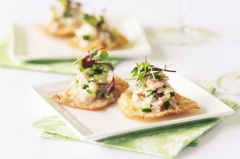 Light flavours and crisp, crunchy textures combine in cucumber and crab canapes. Crab Canapes, Savoury Canapes, Cucumber Canapes, Christmas Entree, Canape Ideas, Easy Canapes, Finger Food Catering, Canapes Recipes, Mini Hamburgers