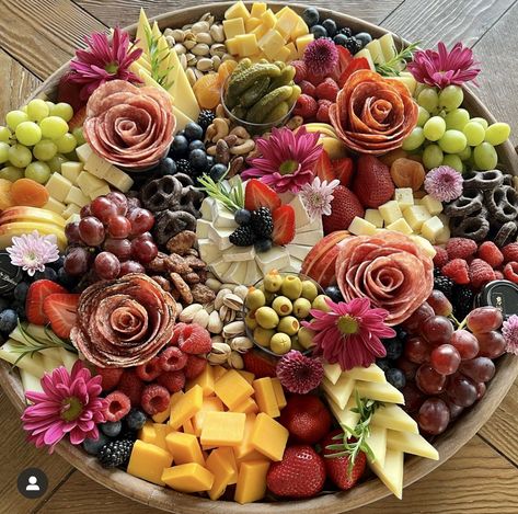 Large Circle Charcuterie Board, Hand Snacks Parties, Sunflower Charcuterie Board, Charcuterie Board Theme Party, Forest Masquerade, Pretty Charcuterie Board, Charcuterie Board Ideas Simple, Charcuterie Board Themes, Charcuterie Board Easy