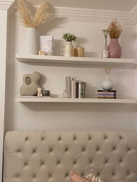 Wall Shelves Bedroom Aesthetic, Decorate Shelves In Bedroom, Decorated Shelves In Bedroom, Shelf Decor Bedroom Wall Shelves, How To Decorate Shelves In A Bedroom, What To Put On Shelves In A Bedroom, Shelves In Bedroom Aesthetic, Repisas Aesthetic, Floating Shelves Aesthetic