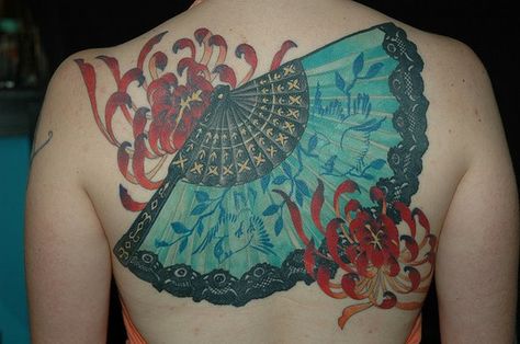 fan tattoo Tattoo Thigh Ideas, Tattoo On Lower Back, Japanese Irezumi Tattoo, Austin Tattoo, Tattoo Pics, Henna Inspired Tattoos, Fan Tattoo, Geisha Tattoo, Irezumi Tattoos