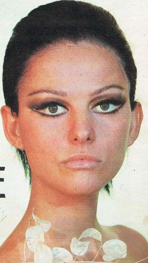 Claudia Cardinale short hair 60s Icons, Vintage Makeup Looks, Claudia Cardinale, Italian Actress, Vintage Makeup, Sophia Loren, Beauty Icons, Brigitte Bardot, Retro Aesthetic