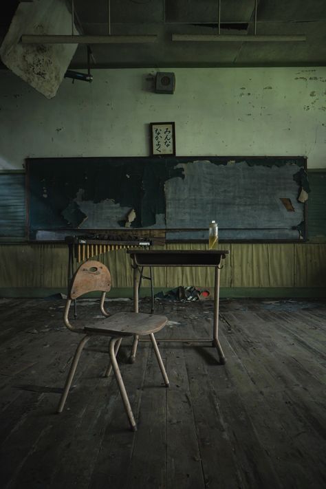 Horror Classroom, Background Genshin, Abandoned Classroom, Horror Atmosphere, Ghost School, Abandoned School, Classroom Background, Horror Photography, Horror Photos