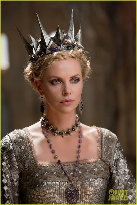 Love the makeup & jewelry. Snow White Huntsman, Cathy Waterman Jewelry, Queen Ravenna, Snowwhite And The Huntsman, Snow White And The Huntsman, Colleen Atwood, The Huntsman, Cathy Waterman, Movie Costumes