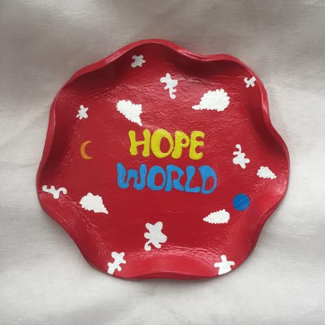 Hope World Aesthetic, Bts Clay Art, Clay Plates Design, Easy Clay Sculptures, Hope World, Pottery Pots, Clay Plates, Tanah Liat, Clay Diy Projects