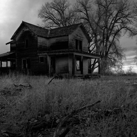 New Today - 7 Signs Your House Could Be Haunted, According to Paranormal Experts metrogaragedoor.com Haunted Houses In America, Haunted Ship, Paranormal Aesthetic, Cheap Diy Halloween Decorations, Real Haunted Houses, Paranormal Investigator, Haunted Forest, Spooky Places, Most Haunted Places