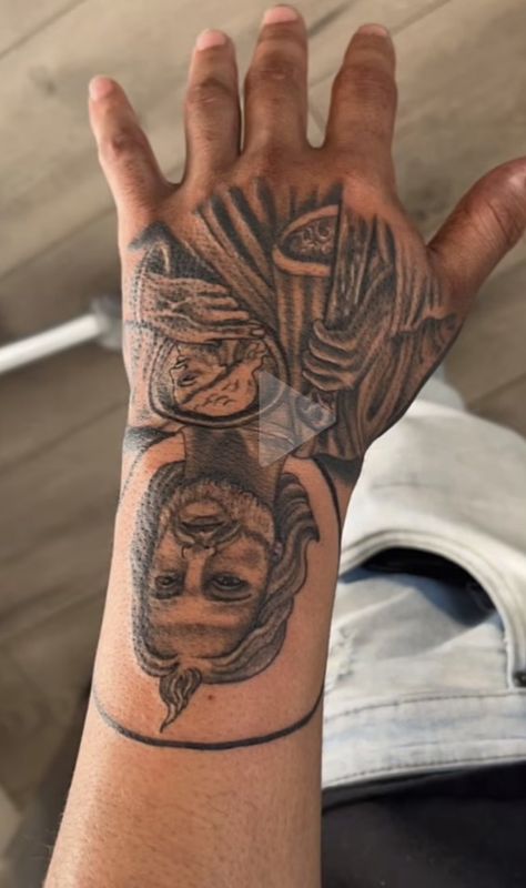 Mano dan judas tatoo San Judas Hand Tattoo, Bea Tattoo, San Judas Tattoo, Cute Hand Tattoos, Bow Hairstyle, Concept Clothing, Hand Tattoo, Hand Tattoos, Graffiti