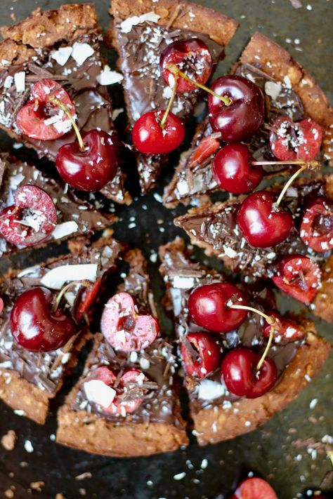 Pizza Tart, Cherry Pizza, Chocolate Cherry Tart, Cherry And Chocolate, Dessert Pizza Recipes, Chocolate Pizza, Peanut Butter Truffles, Decadent Chocolate Desserts, Pizza Cake