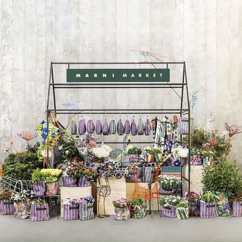 11 April – 16 May: flowers, workshops and special items will be protagonists of Marni Market at Le Bon Marché in Paris. #marniprisma #marnimarket Botanical Interior, Flower Cafe, Marni Market, Retail Marketing, Flower Cart, Market Displays, Flower Bar, Retail Merchandising, Retail Experience